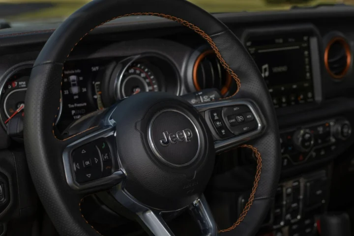 Steering wheel with the Jeep logo and the instrument cluster of a Jeep Wrangler JL